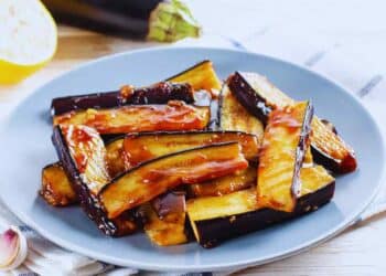 Receta de berenjenas fritas con miel de caña al estilo andaluz.