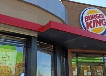 Una empleada de Burger King fue despedida tras ser víctima de una estafa telefónica.