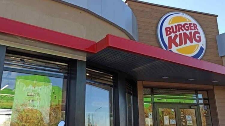 Una empleada de Burger King fue despedida tras ser víctima de una estafa telefónica.