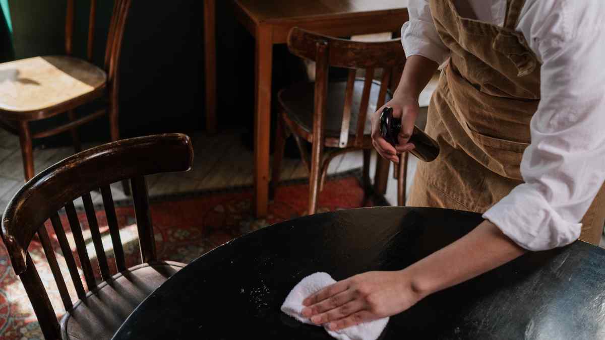 Una camarera, despedida por cargar peso durante su baja laboral.