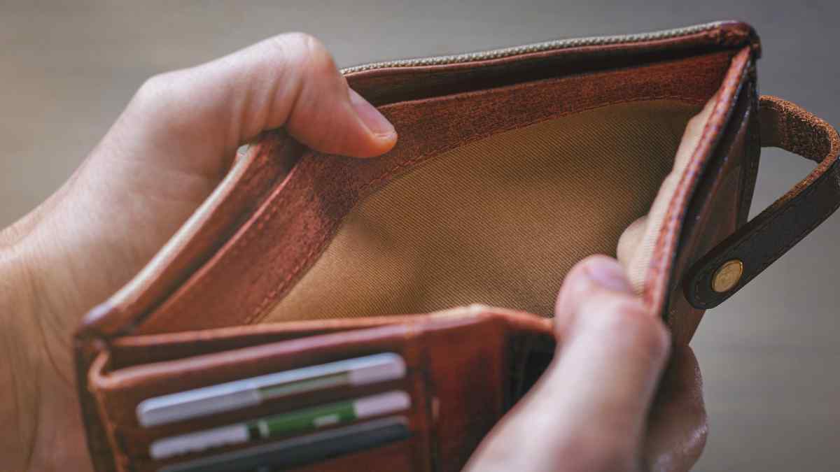 Un trabajador pierde su cartera y lo despiden al encontrar drogas dentro de ellas.