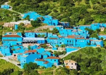 Un pueblo de Málaga está totalmente pintado de azul.