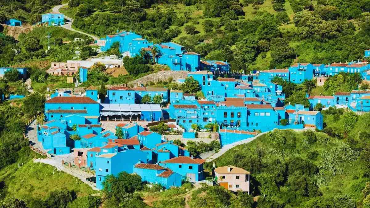 Un pueblo de Málaga está totalmente pintado de azul.