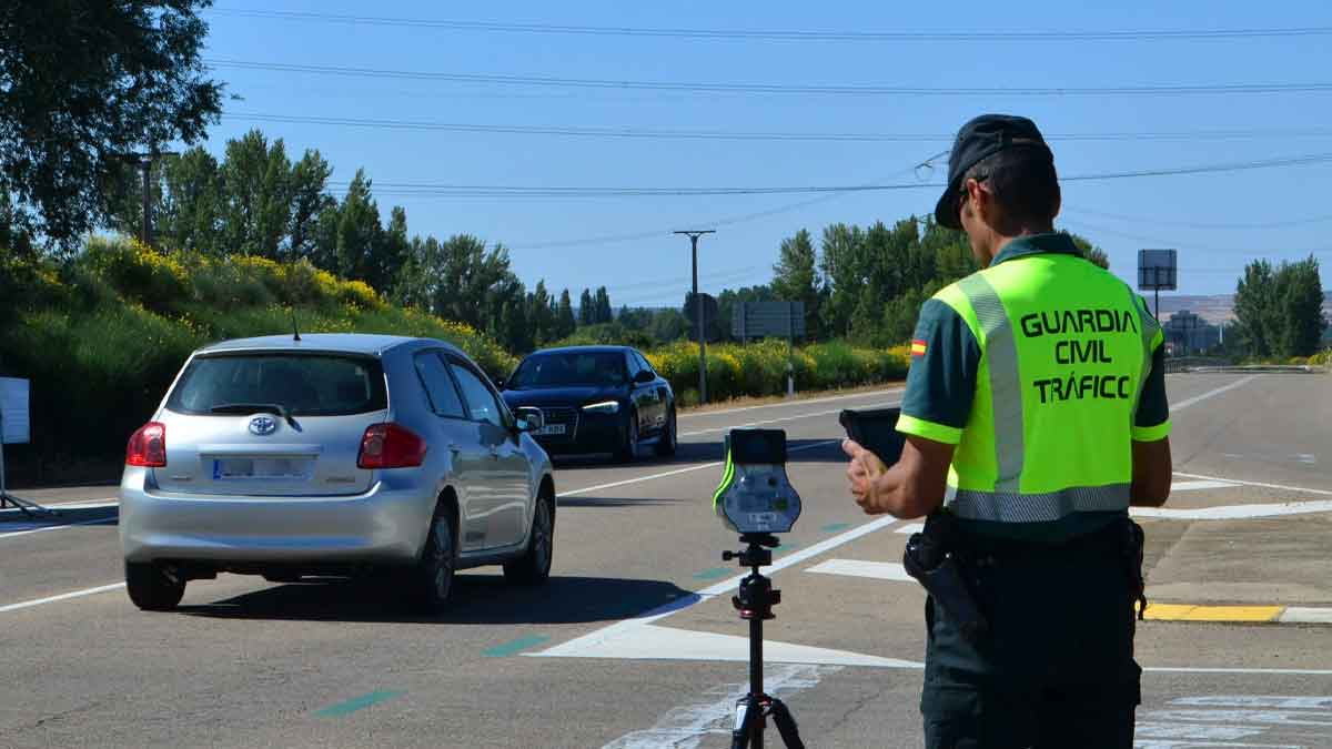 Conoce los límites de velocidad a los que saltan los radares fijos y móviles de la DGT.