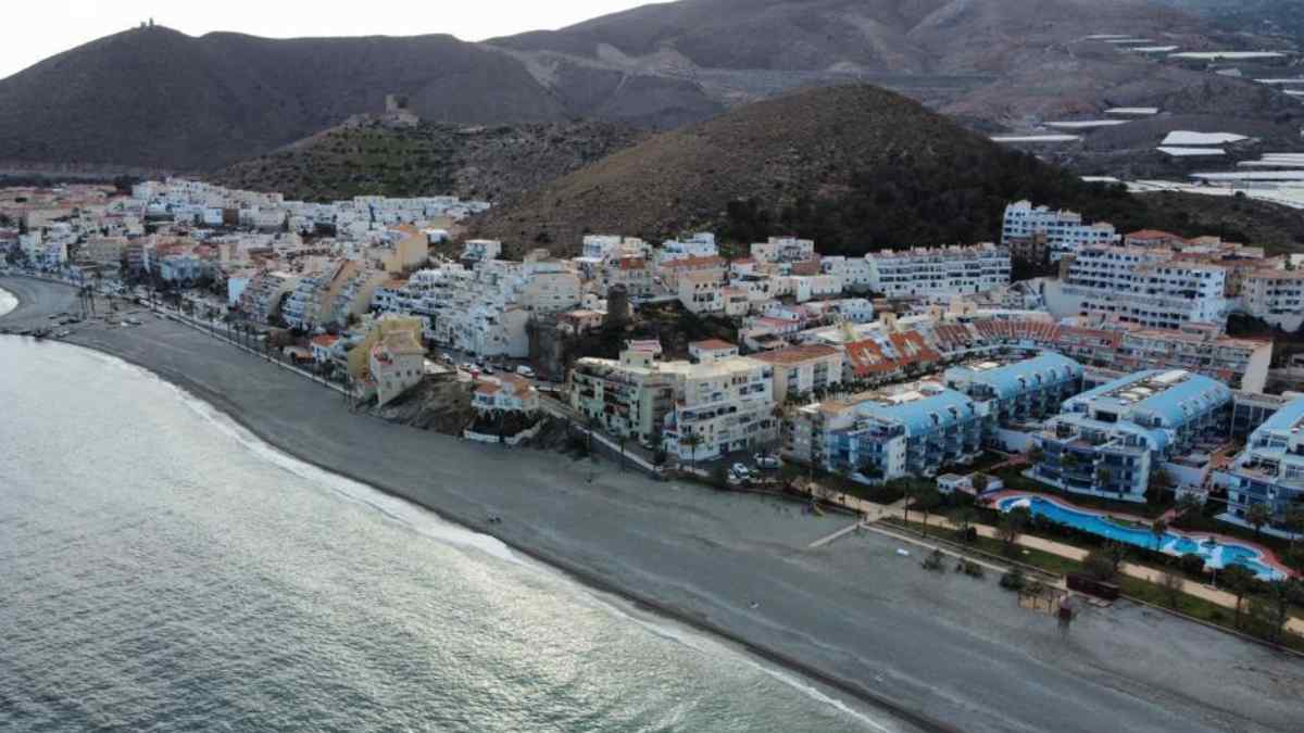 Una inmobiliaria vende un piso en la playa granadina Castell de ferro por solo 47.000 euros