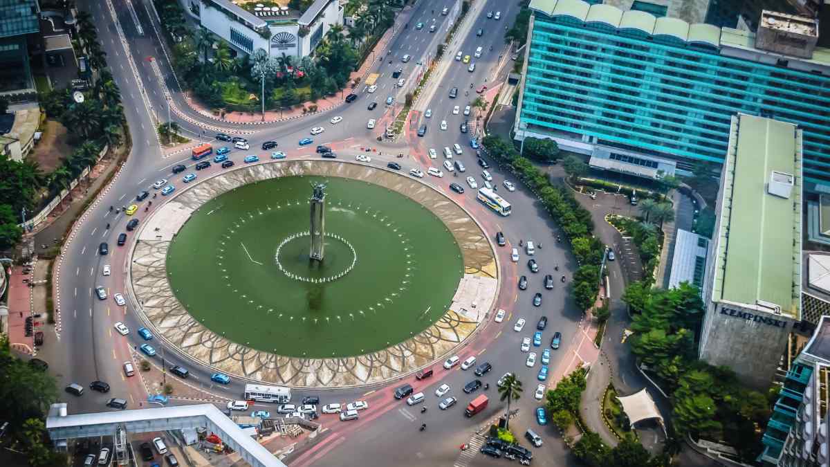 La DGT explica la forma más correcta de circular por una rotonda.