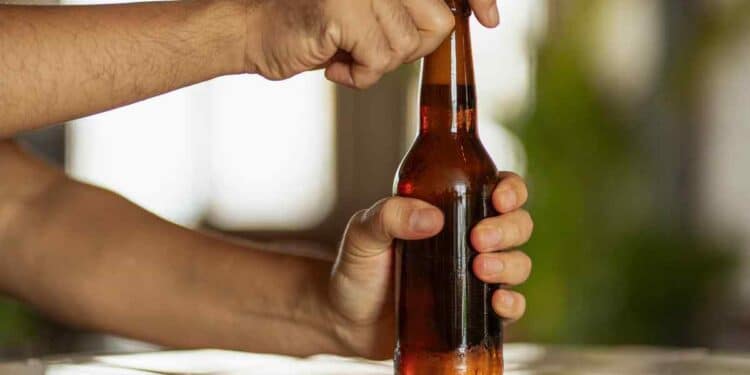 Un trabajador fue descubierto bebiendo en las pausas y lo despidieron pero ganó el juicio.