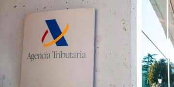 Cartel de la Agencia Tributaria en la entrada de una oficina oficial