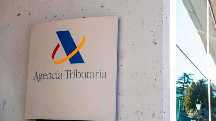 Cartel de la Agencia Tributaria en la entrada de una oficina oficial