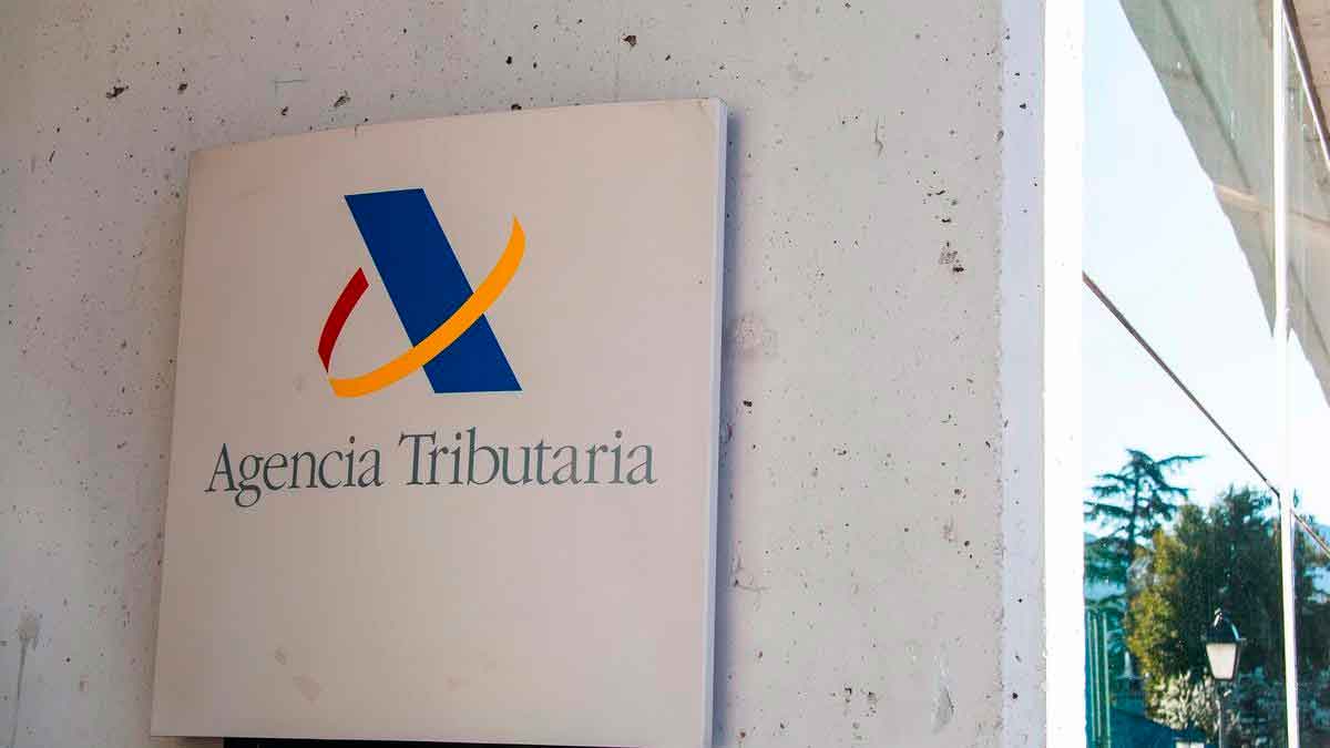 Cartel de la Agencia Tributaria en la entrada de una oficina oficial