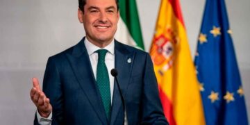 Presidente de la Junta de Andalucía durante el anuncio de ayudas al alquiler para pensionistas en régimen de pensión no contributiva