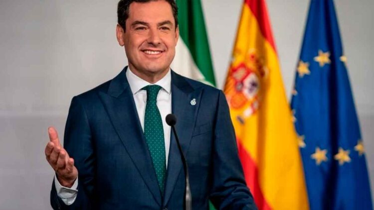 Presidente de la Junta de Andalucía durante el anuncio de ayudas al alquiler para pensionistas en régimen de pensión no contributiva
