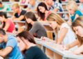 Estudiantes universitarios en clase: beca Mec 2025 2026