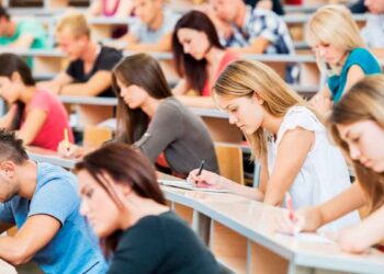 Estudiantes universitarios en clase: beca Mec 2025 2026