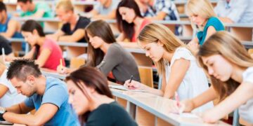 Estudiantes universitarios en clase: beca Mec 2025 2026