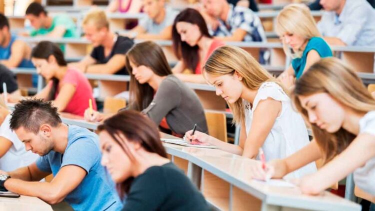 Estudiantes universitarios en clase: beca Mec 2025 2026