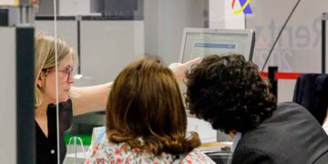Funcionaria de la Agencia Tributaria mostrando en pantalla cómo solicitar la devolución de hasta 4.000 euros en la Renta 2025
