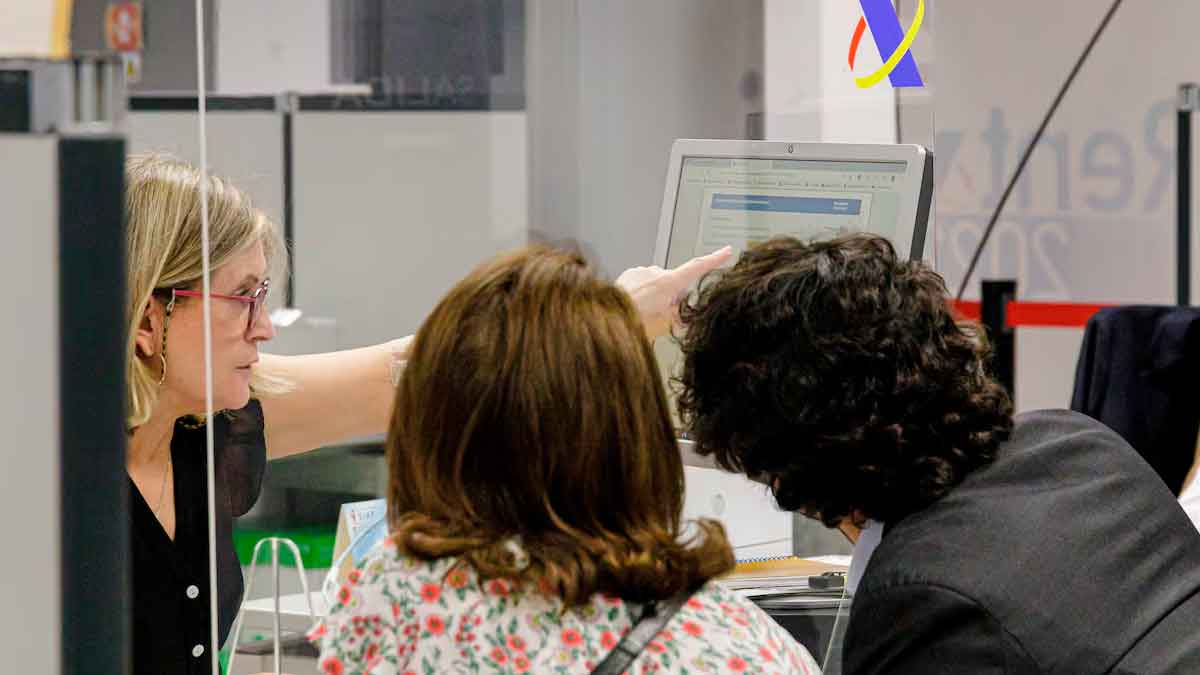 Funcionaria de la Agencia Tributaria mostrando en pantalla cómo solicitar la devolución de hasta 4.000 euros en la Renta 2025