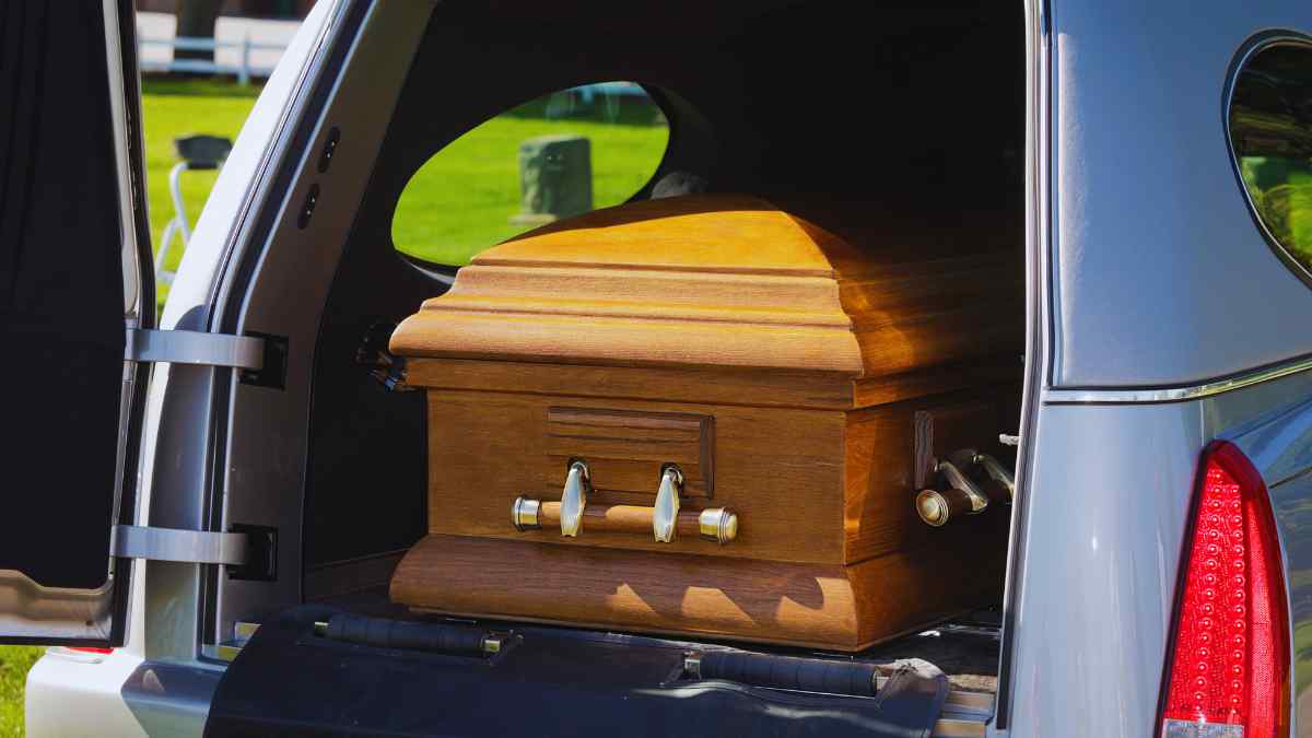 Un chófer de una empresa funeraria fue descubierto bebiendo mientras trabajaba.