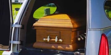 Un chófer de una empresa funeraria fue descubierto bebiendo mientras trabajaba.