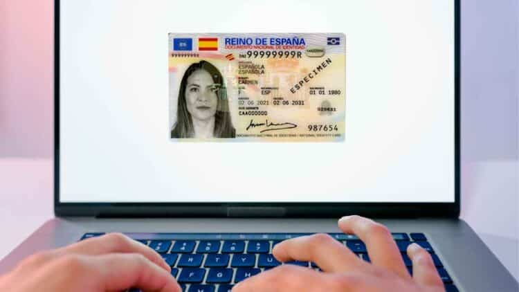 Persona visualiza copia del DNI español en la pantalla de un portátil, ejemplo de envío digital seguro