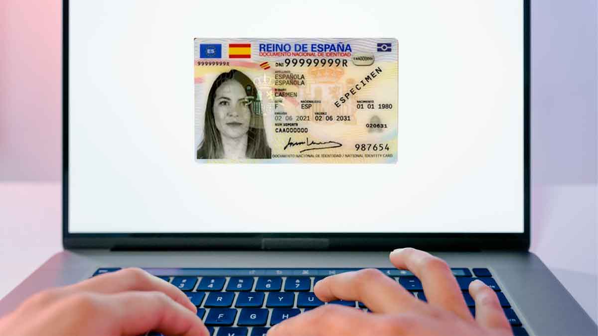 Persona visualiza copia del DNI español en la pantalla de un portátil, ejemplo de envío digital seguro