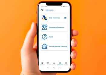 Persona usando la app oficial de la Agencia Tributaria para acceder a la sede electrónica desde el móvil