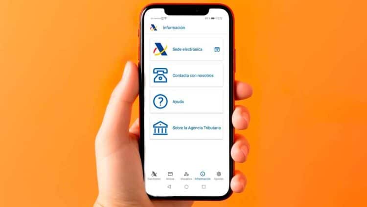 Persona usando la app oficial de la Agencia Tributaria para acceder a la sede electrónica desde el móvil