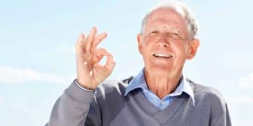 Hombre mayor sonriente hace gesto de OK, símbolo de la deducción fiscal por convivir con mayores de 65 años en la Renta 2025