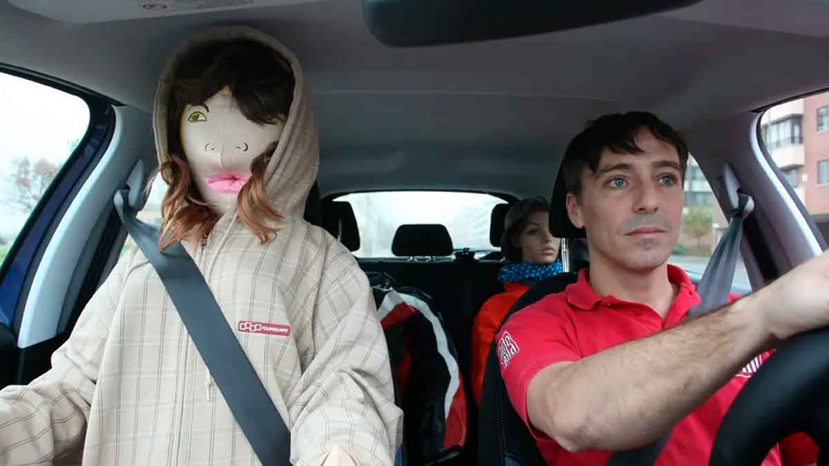 Hombre conduciendo con un maniquí en el asiento del copiloto para simular un acompañante y evitar multas de la DGT