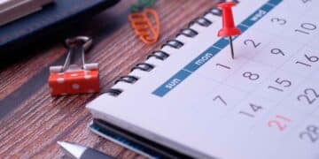 Calendario con pin rojo señalando día para disfrutar de asuntos propios en el trabajo