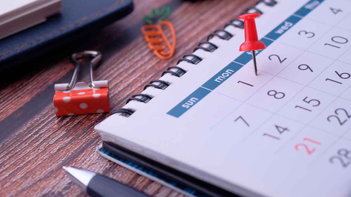 Calendario con pin rojo señalando día para disfrutar de asuntos propios en el trabajo
