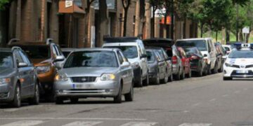 La multa de hasta 200 euros por aparcar en doble fila