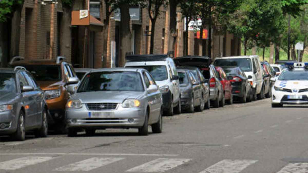 La multa de hasta 200 euros por aparcar en doble fila