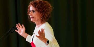 Responsable gubernamental con gesto explicativo durante una intervención pública sobre la deducción del SMI en la Renta 2025