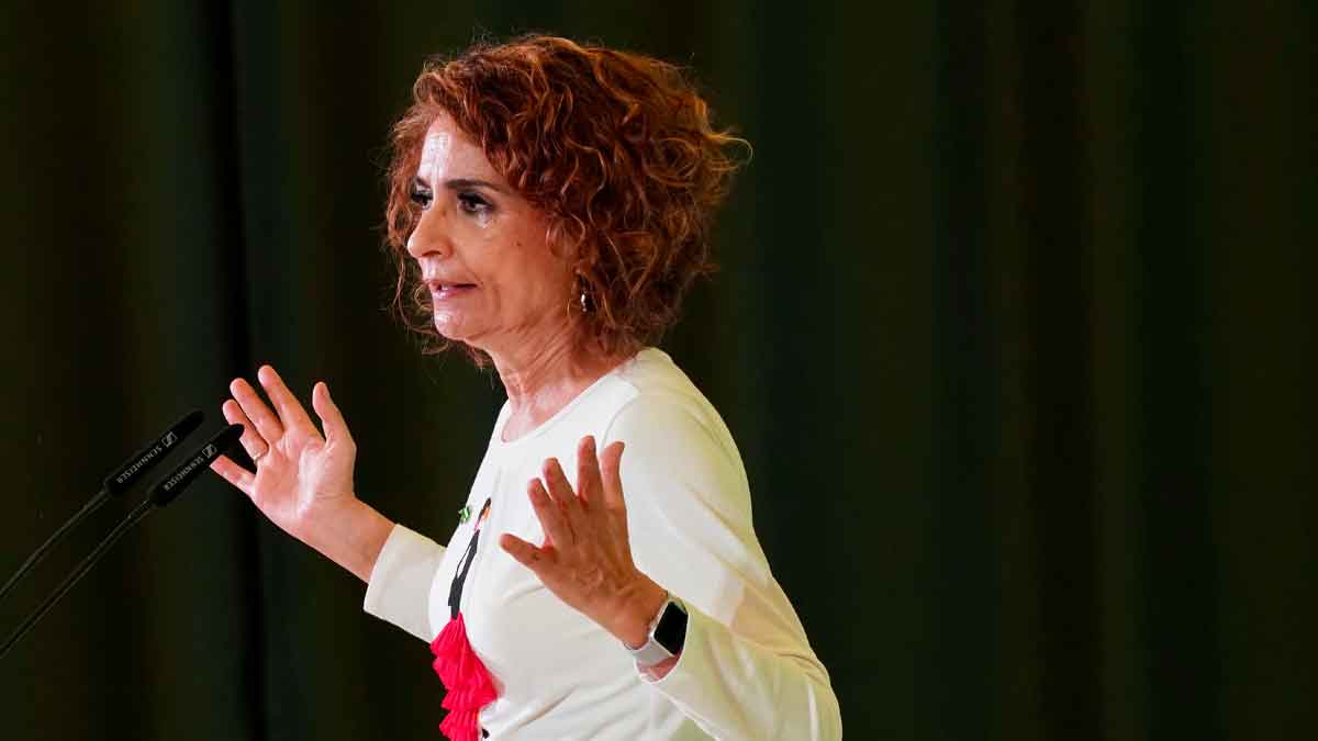 Responsable gubernamental con gesto explicativo durante una intervención pública sobre la deducción del SMI en la Renta 2025