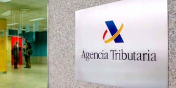 Fachada de la Agencia Tributaria en España, con su logotipo oficial para la gestión de la Renta