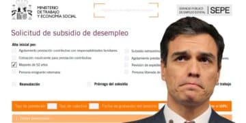 Formulario del SEPE sobre subsidio para mayores de 52 años con primer plano de Pedro Sánchez