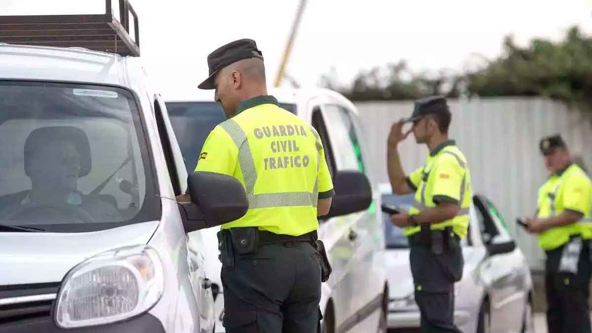 Agentes de la Guardia Civil de Tráfico inspeccionan un vehículo para comprobar la presencia del dispositivo V16 y evitar multas de 200 euros