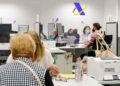 Personas mayores recibiendo atención presencial en una oficina de la Agencia Tributaria durante la campaña de la Renta 2024