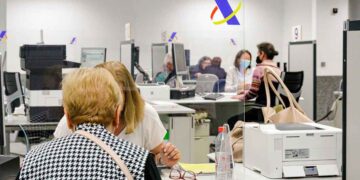 Personas mayores recibiendo atención presencial en una oficina de la Agencia Tributaria durante la campaña de la Renta 2024