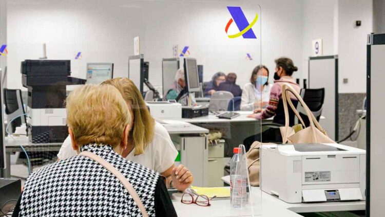Personas mayores recibiendo atención presencial en una oficina de la Agencia Tributaria durante la campaña de la Renta 2024