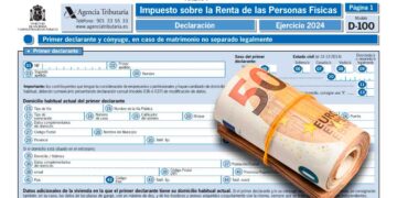 Formulario de la declaración de la Renta española modelo D‑100 2024 con un billete de 50 € enrollado, símbolo de la devolución de Hacienda