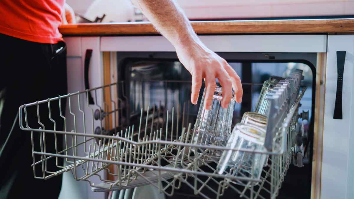 La OCu realiza un estudio en el que evalúa el método más barato: lavavajillas o fregar a mano.