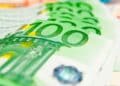 Billetes de 100 euros simbolizan el límite de ingresos para solicitar el Ingreso Mínimo Vital en 2025