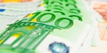 Billetes de 100 euros simbolizan el límite de ingresos para solicitar el Ingreso Mínimo Vital en 2025