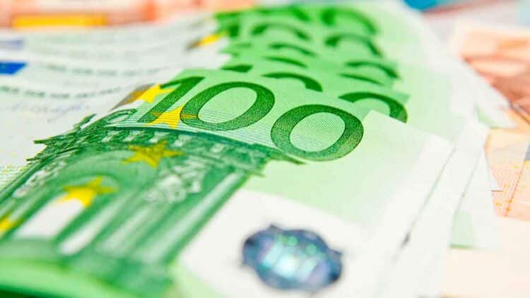Billetes de 100 euros simbolizan el límite de ingresos para solicitar el Ingreso Mínimo Vital en 2025