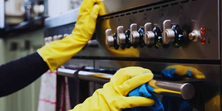 Cómo dejar el horno limpio en pocos minutos.