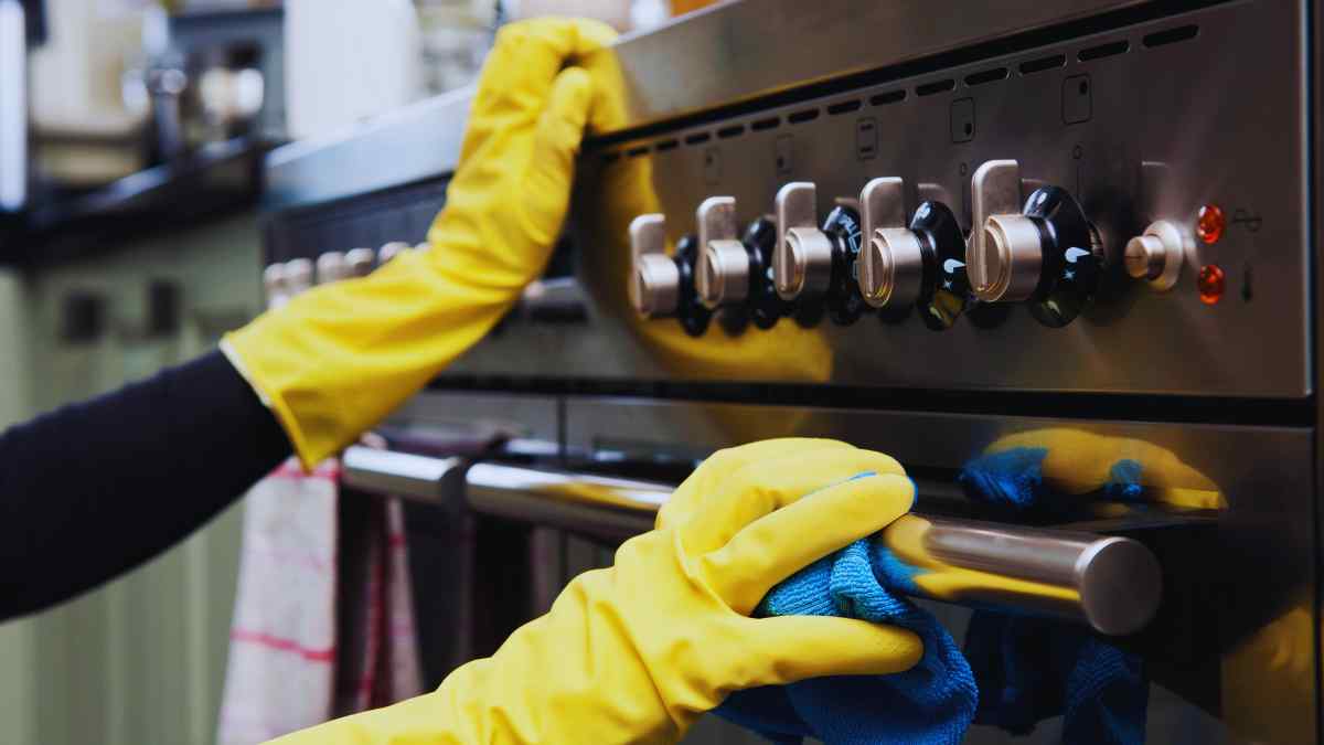 Cómo dejar el horno limpio en pocos minutos.