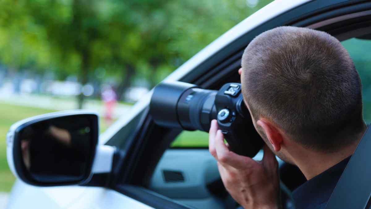 Una mujer con una pensión de incapacidad permanente fue descubierta por un detective privado.